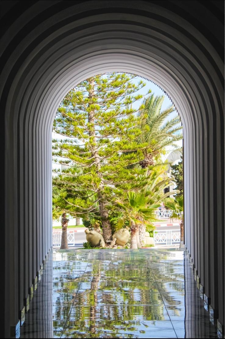 Galerie d’arches ouvrant sur les jardins du Joya Paradise